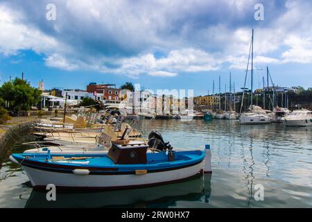 Der kleine Hafen von Marina di Chiaiolella auf der Insel Procida, Neapel, Italien Stockfoto