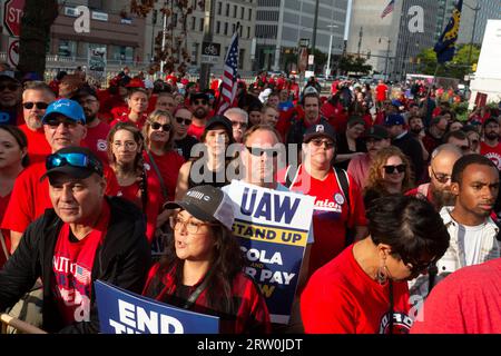 Detroit, Michigan, USA. September 2023. Mitglieder der United Auto Workers versammelten sich und marschierten dann am Hauptquartier von General Motors vorbei, um den Streik der UAW gegen Ford, Stellantis und GM zu unterstützen. Quelle: Jim West/Alamy Live News Stockfoto