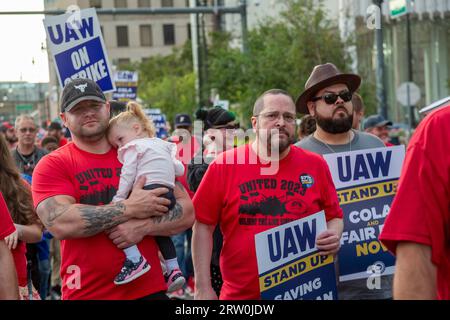 Detroit, Michigan, USA. September 2023. Mitglieder der United Auto Workers versammelten sich und marschierten dann am Hauptquartier von General Motors vorbei, um den Streik der UAW gegen Ford, Stellantis und GM zu unterstützen. Quelle: Jim West/Alamy Live News Stockfoto