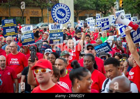 Detroit, Michigan, USA. September 2023. Mitglieder der United Auto Workers versammelten sich und marschierten dann am Hauptquartier von General Motors vorbei, um den Streik der UAW gegen Ford, Stellantis und GM zu unterstützen. Quelle: Jim West/Alamy Live News Stockfoto