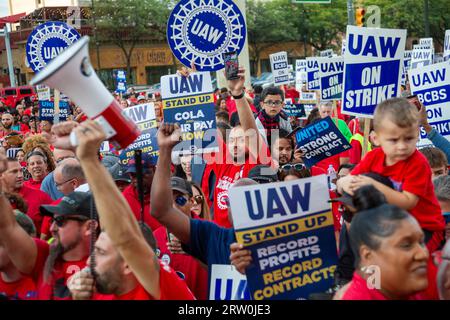 Detroit, Michigan, USA. September 2023. Mitglieder der United Auto Workers versammelten sich und marschierten dann am Hauptquartier von General Motors vorbei, um den Streik der UAW gegen Ford, Stellantis und GM zu unterstützen. Quelle: Jim West/Alamy Live News Stockfoto