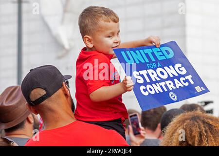 Detroit, Michigan, USA. September 2023. Ein Junge trug ein Schild, das Mitglieder der United Auto Workers unterstützte, die sich zur Unterstützung des Streiks der UAW gegen Ford, Stellantis und GM zusammenschlossen. Quelle: Jim West/Alamy Live News Stockfoto