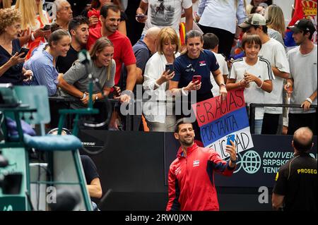 Valencia, Spanien. September 2023. Die Fans Serbiens jubeln beim DAVIS CUP, Spanien gegen Serbien, im Pabellon Municipal de Fuente San Luis. Endstand; Spanien 0:2 Serbien Credit: SOPA Images Limited/Alamy Live News Stockfoto