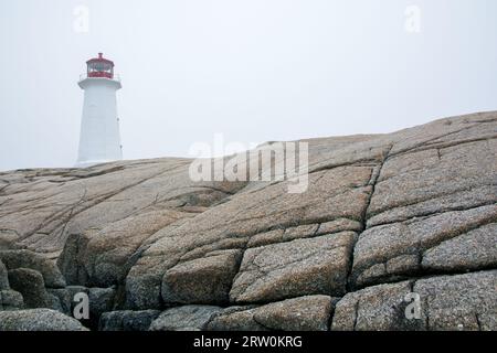 Peggy's Cove, Kanada - 13. August 2015: Der Leuchtturm Peggy's Cove in Nova Scotia-Kanada an einem nebligen Tag Stockfoto