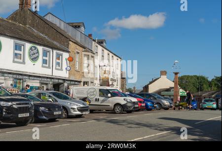 Pooley Bridge, Cumbria, Großbritannien 13. September 2023 ein sonniger Tag am Ende der Sommersaison in diesem geschäftigen Dorf im Lake District Stockfoto