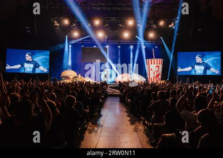 Berlin, Deutschland. September 2023. Chris Tall, Christopher Nast, Stand-up-Comedian Chris Tall Performing, derzeit mit seinem Programm Schonheit braucht Platz! In Deutschland auf Tournee, 15. September 2023, Tempodrom, Berlin, Deutschland (Foto: Marten Ronneburg/NurPhoto) Credit: NurPhoto SRL/Alamy Live News Stockfoto