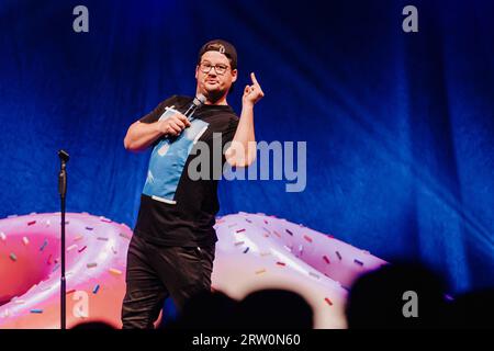 Berlin, Deutschland. September 2023. Chris Tall, Christopher Nast, Stand-up-Comedian Chris Tall Performing, derzeit mit seinem Programm Schonheit braucht Platz! In Deutschland auf Tournee, 15. September 2023, Tempodrom, Berlin, Deutschland (Foto: Marten Ronneburg/NurPhoto) Credit: NurPhoto SRL/Alamy Live News Stockfoto