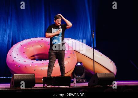 Berlin, Deutschland. September 2023. Chris Tall, Christopher Nast, Stand-up-Comedian Chris Tall Performing, derzeit mit seinem Programm Schonheit braucht Platz! In Deutschland auf Tournee, 15. September 2023, Tempodrom, Berlin, Deutschland (Foto: Marten Ronneburg/NurPhoto) Credit: NurPhoto SRL/Alamy Live News Stockfoto