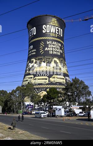 Einer der Orlando Towers des Orlando Power Station, stillgelegtes Kohlekraftwerk, Soweto, Township, Johannesburg, Gauteng Province, Süden Stockfoto