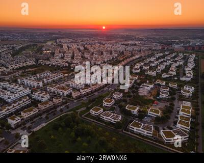 Die Sonne geht hinter dem Frankfurter Stadtteil Riedberg auf. (Luftaufnahme mit einer Drohne), Riedberg, Frankfurt am Main, Hessen, Deutschland Stockfoto