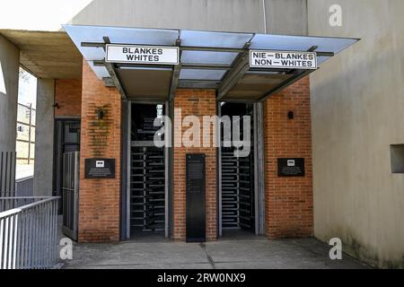 Eintritt zum Apartheid Museum, Rassentrennung, Gold Reef City, Johannesburg, Provinz Gauteng, Südafrika Stockfoto