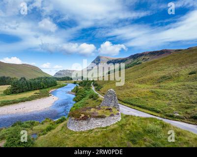 Luftaufnahme von Dun Dornaigil Broch bei Alltnacaillich in den schottischen Highlands, mit 927 Meter hohen Ben Hope am Horizont, Schottland, United Stockfoto