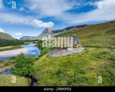 Luftaufnahme von Dun Dornaigil Broch bei Alltnacaillich in den schottischen Highlands, mit 927 Meter hohen Ben Hope am Horizont, Schottland, United Stockfoto