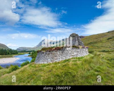 Luftaufnahme von Dun Dornaigil Broch bei Alltnacaillich in den schottischen Highlands, mit 927 Meter hohen Ben Hope am Horizont, Schottland, United Stockfoto