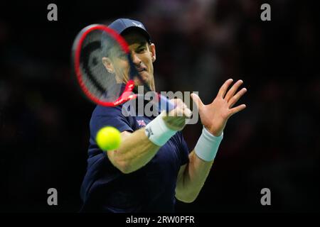 Manchester, Großbritannien. September 2023. Andy Murray aus Großbritannien trifft den Schweizer Leandro Riedi beim Davis-Cup-Spiel zwischen Großbritannien und der Schweiz in Manchester, Großbritannien, am 15. September 2023. Quelle: Jon Super/Xinhua/Alamy Live News Stockfoto