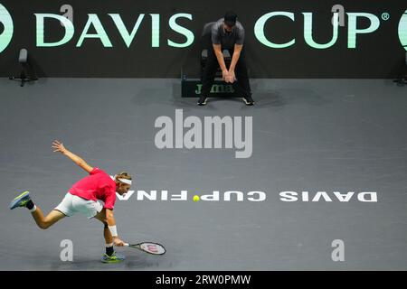 Manchester, Großbritannien. September 2023. Der Schweizer Leandro Riedi trifft Andy Murray aus Großbritannien beim Davis-Cup-Spiel zwischen Großbritannien und der Schweiz in Manchester, Großbritannien, am 15. September 2023. Quelle: Jon Super/Xinhua/Alamy Live News Stockfoto
