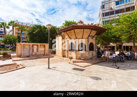 Heraklion, Griechenland - 13. Oktober 2021: Der alte venezianische Bembo-Brunnen und das türkische SEBIL am Kornarou-Platz in Heraklion auf Kreta, Gree Stockfoto