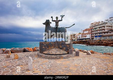 Agios Nikolaos, Griechenland - 25. Oktober 2021: Die Skulptur "die Entführung Europas" in Agios Nikolaos. Agios, Hagios oder Aghios Nikolas ist eine Küstenstadt auf der Stockfoto