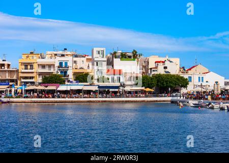 Agios Nikolaos, Griechenland - 25. Oktober 2021: Panoramablick auf den Hafen von Agios Nikolaos. Agios, Hagios oder Aghios Nikolas ist eine Küstenstadt auf der Insel Kreta Stockfoto