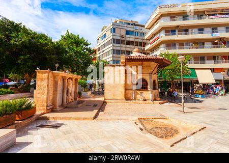Heraklion, Griechenland - 13. Oktober 2021: Der alte venezianische Bembo-Brunnen und das türkische SEBIL am Kornarou-Platz in Heraklion auf Kreta, Gree Stockfoto
