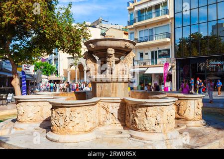 Heraklion, Griechenland - 13. Oktober 2021: Morosini-Brunnen am Löwenplatz im Stadtzentrum von Heraklion auf Kreta in Griechenland Stockfoto