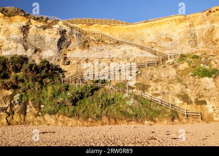 Eine Treppe führt die Klippe hinunter zum Strand an der Gibson Steps in der Nähe der Twelve Apostles im Port Campbell National Park, Victoria, Australien. A Stockfoto