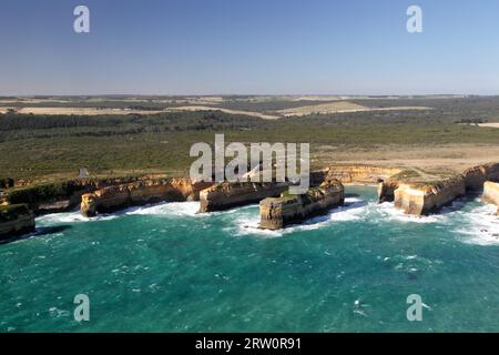 Blick aus der Vogelperspektive auf die Loch Ard Gorge auf der Great Ocean Road im Port Campbell National Park, Victoria, Australien Stockfoto