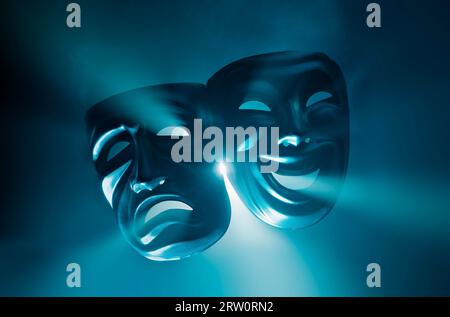 Weinende und lächelnde Masken bei trübem Licht Stockfoto