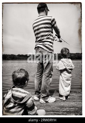 Vater geht mit Kindern fischen Stockfoto