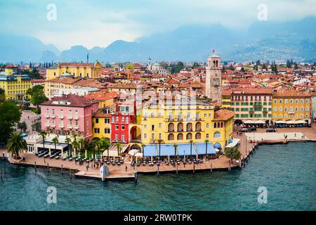 Riva del Garda Antenne Panoramablick. Riva ist ein Ort an der Nordspitze des Gardasees im Trentino Alto Adige Region in Italien. Stockfoto