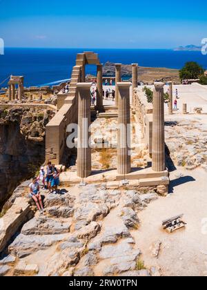 Saint Paul's Beach und Lindos Akropolis Antenne Panoramaaussicht auf der Insel Rhodos in Griechenland Stockfoto