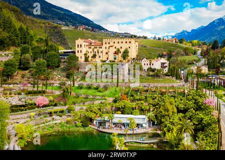 Luftaufnahme der Gärten von Schloss Trauttmansdorff, einen Botanischen Gärten in Meran Stadt im Norden von Italien. Stockfoto