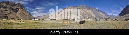 Malerische Panorama der abgelegenen Dorf mit Getreidefeldern in Tadschikistan an sonnigen Tag Stockfoto