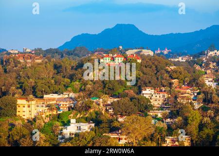 Mount Abu und Nakki See mit Panoramaaussicht. Mount Abu ist eine Bergstation im Bundesstaat Rajasthan in Indien. Stockfoto
