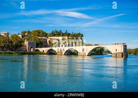 Pont Saint Benezet Brücke, Palast der Päpste oder Palais des Papes, Avignon Kathedrale Antenne Panoramablick in Avignon Stadt in Frankreich Stockfoto
