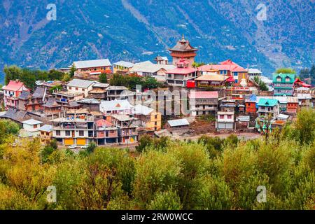Kalpa und Kinnaur Kailash mit Panoramablick auf die Berge. Kalpa ist eine Kleinstadt im Sutlej-Flusstal, Himachal Pradesh in Indien Stockfoto