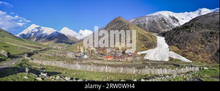 Kleinen Stadt in Georgia, Swanetien mit traditionellen Steintürme, Symbol der region Stockfoto