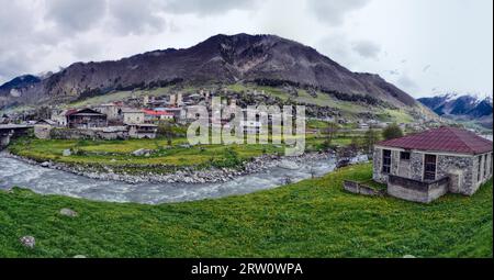 Kleinen Stadt in Georgia mit traditionellen Steintürme, Symbol der region Stockfoto