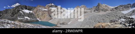 Malerischen Panorama des Sees unter höchsten Berggipfel in Ala Archa Nationalpark im Tian Shan-Gebirge in Kirgisistan Stockfoto