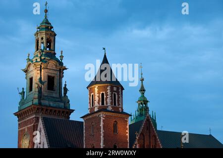 Die Türme der Wawelkathedrale (Polnisch: Katedra Wawelska) (na Wawelu) bei Nacht in Krakau, Polen Stockfoto