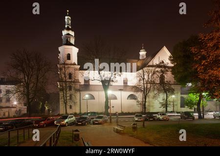 Bernandiner Kirche bei Nacht in Krakau, Polen. Barockarchitektur des 17. Jahrhunderts Stockfoto