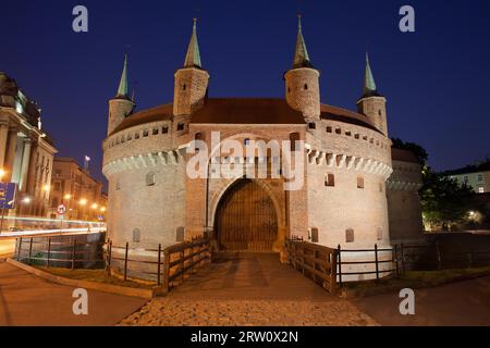Barbican bei Nacht in Krakau, Polen. Festung aus dem 15. Jahrhundert, Teil der alten Stadtmauer Stockfoto