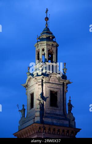 Uhrturm der Wawel-Kathedrale (Polnisch: Katedra Wawelska) (na Wawelu) bei Nacht in Krakau, Polen, barocke Architektur Stockfoto