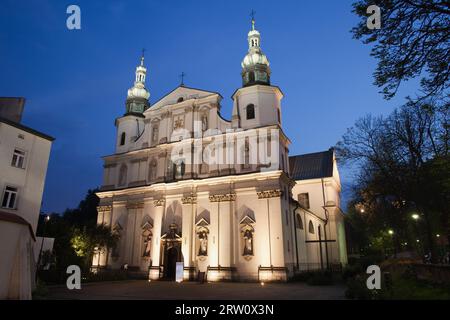 Bernandiner Kirche bei Nacht in Krakau, Polen, Barockarchitektur aus dem 17. Jahrhundert Stockfoto