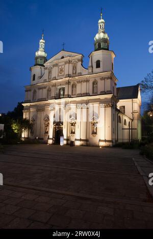 Bernandiner Kirche bei Nacht in Krakau, Polen, Barockarchitektur aus dem 17. Jahrhundert Stockfoto