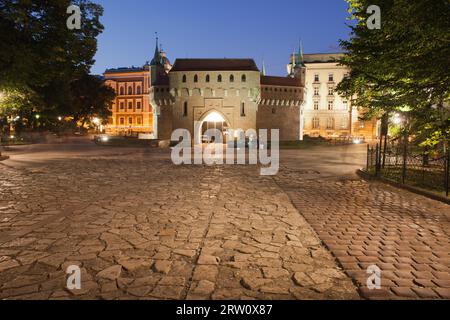 Barbican bei Nacht in Krakau, Polen. Stadtbefestigung aus dem 15. Jahrhundert Stockfoto