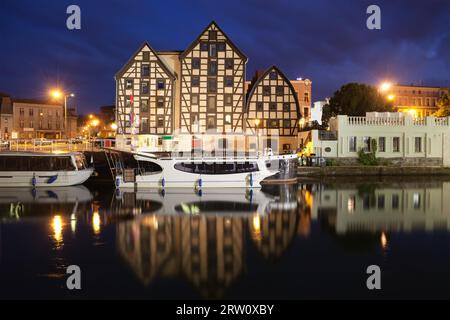 Stadt Bydgoszcz bei Nacht in Polen, alte Kornspeicher am Ufer des Brda Flusses Stockfoto