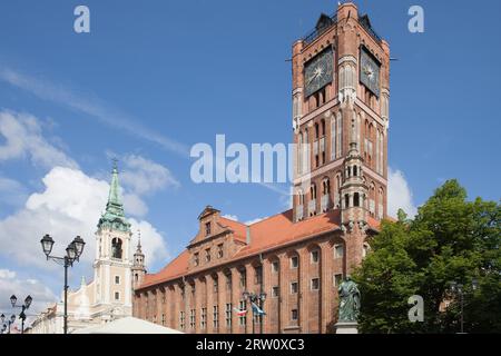 Altes Rathaus (Polnisch: Ratusz Staromiejski) und Kirche des Heiligen Geistes in Torun, Polen Stockfoto