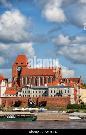 Stadt Torun in Polen, mittelalterliche Altstadt an der Weichsel mit der Basilika St. Johannes der Täufer und St. Johannes der Evangelist Stockfoto