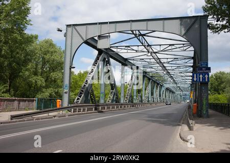 Querstraße Jozef Pilsudski-Brücke über die Weichsel in Torun, Polen Stockfoto